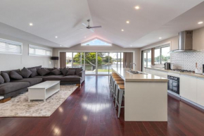 King George Parade, Forster